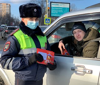 Вместо стандартной процедуры автовладельцев ждал небольшой сюрприз в виде поздравления, праздничной открытки и улыбок