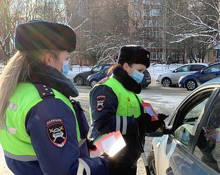 Поздравления прозвучали от женского экипажа дорожно-патрульной службы