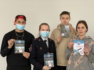 В заключение беседы студентам показали видеоролики о возможных последствиях пренебрежения правилами дорожной безопасности
