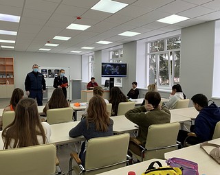 Инспекторы напомнили студентам об опасности использования мобильных телефонов во время участия в дорожном движении