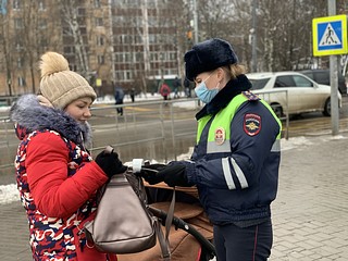 Сотрудники ОГИБДД одинцовского УМВД и 10 батальона 1 полка ДПС (Северный) просят пеших участников дорожного движения переходить проезжую часть только в зоне действия «зебры» и на разрешающий сигнал светофора
