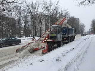Расчистку снега ведут сотрудники 13 муниципальных и 5 подрядных организаций