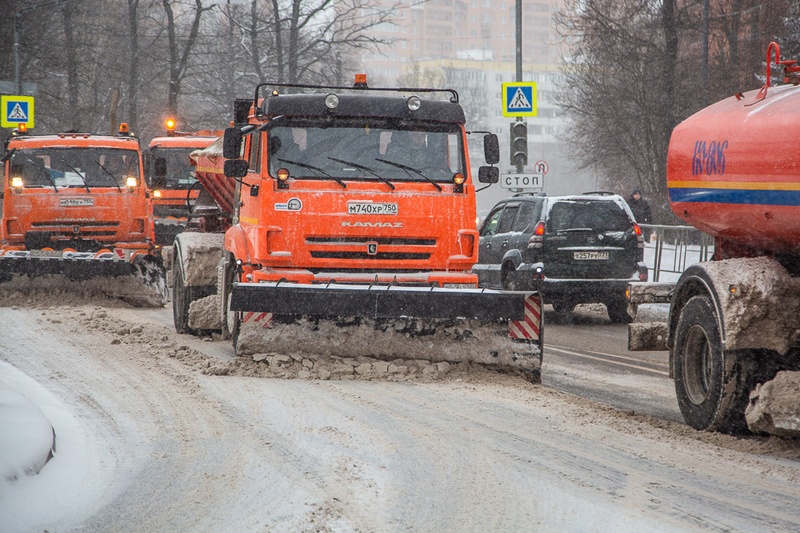 В Одинцовском округе в выходные дни последствия снегопада ликвидировали более 400 единиц техники и около 700 человек, Февраль