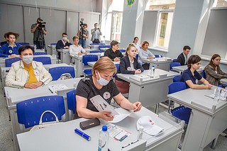 Активисты Одинцовского отделения партии и депутат от «Единой России» Лариса Лазутина участвуют в акции «Диктант Победы» 3 сентября 2020 года