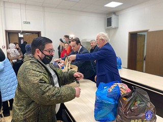Одинцовские волонтеры вручили продуктовые наборы многодетным семьям Кубинки