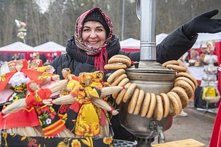 Участники гуляний смогут попробовать традиционные масленичные угощения — блины из печи, а также изготовить сувениры для дома
