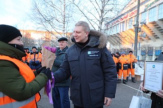 На утреннем построении МБУ секретарь одинцовского отделения «Единой России» вручил сотрудницам цветы и подарки