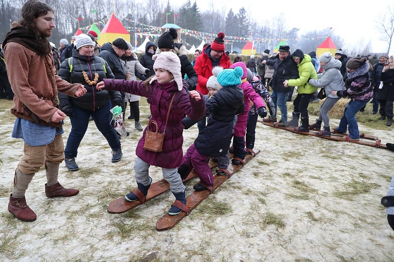Более 16 тысяч человек проводили зиму масленичными гуляниями на Захаровской поляне, Более 16 тысяч человек проводили зиму масленичными гуляниями на Захаровской поляне