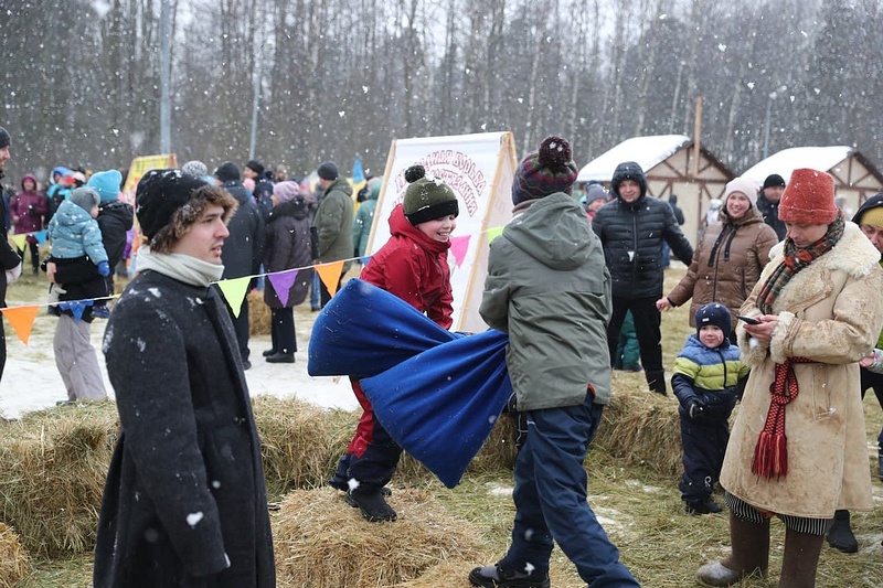 Более 16 тысяч человек проводили зиму масленичными гуляниями на Захаровской поляне, Более 16 тысяч человек проводили зиму масленичными гуляниями на Захаровской поляне