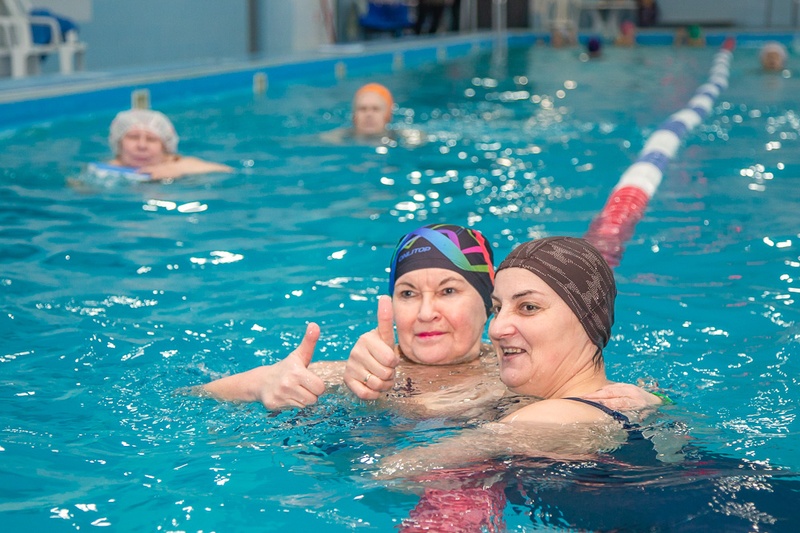 Члены клуба «Активное долголетие» на секции по плаванию, Клубы «Активного долголетия» работают в муниципалитете в полном объёме