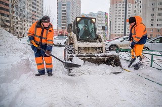 Благодаря хорошей самоорганизованности местных жителей, предварительно убравших припаркованные автомобили, муниципальным предприятиям и управляющим компаниям удалось быстро собрать и вывезти снег