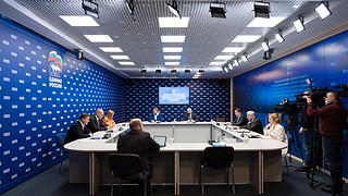 К участию волонтеров в политике призвал лидер партии, Президент Владимир Путин