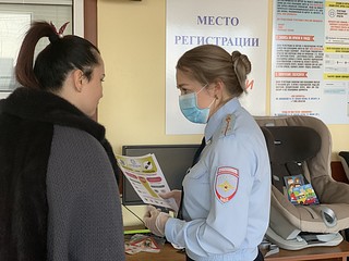 Сотрудница Одинцовской Госавтоинспекции раздает листовки
