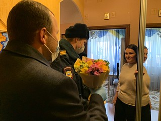 Полицейские и общественники поздравили женщин с праздником