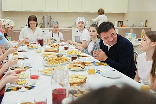 Ученики Лесногородской школы напекли блинов вместе с губернатором Подмосковья