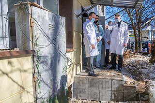 Глава муниципалитета проверяет ход ремонтных работ в медицинском учреждении