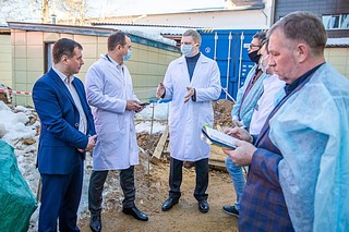 Глава муниципалитета в ходе проверки ремонтных работ в медицинском учреждении