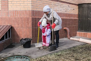 Жители Одинцовского округа принимают участие в первом муниципальном субботнике
