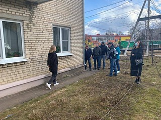 Активисты одинцовской «Единой России» осмотрели объект в Каринском в рамках партийного проекта «Школа грамотного потребителя»