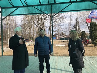 В рамках реализации партийных проектов «Историческая память» и «Российское село» активисты Одинцовского отделения «Единой России» модернизировали крышу над сценой, которая установлена рядом с мемориальным комплексом «Живые камни Памяти и Славы» в деревне Солманово