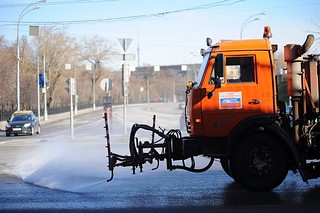 Уборка дорог после зимы в Подмосковье