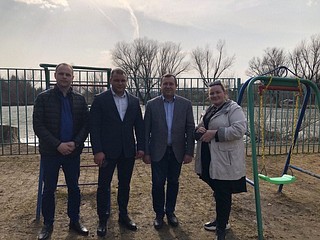 Одинцовские партийцы на детской площадки в Шульгино