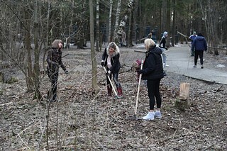 Местные жители приводят в порядок территорию Подушкинского леса в микрорайоне Трехгорка