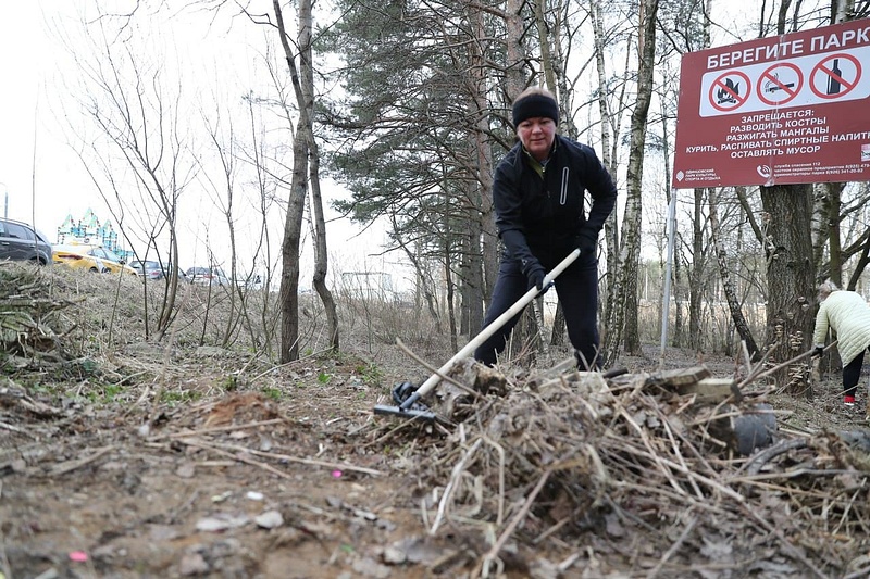 Лариса Лазутина приводит в порядок территорию Подушкинского леса в микрорайоне Трехгорка, Апрель