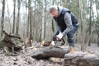Андрей Иванов приводит в порядок территорию Подушкинского леса в микрорайоне Трехгорка