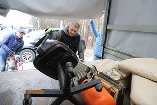 Глава муниципалитета производит выгрузку вторичного сырья из мусорного контейнера по улице Чистяковой, 84