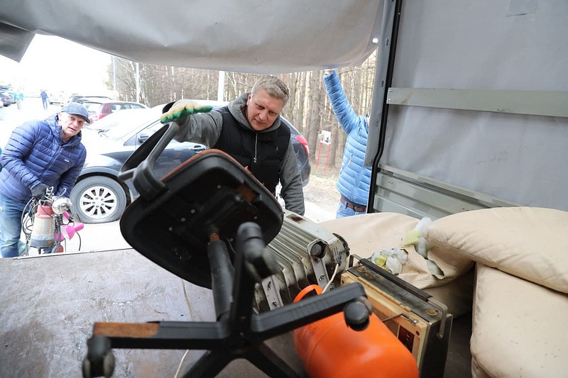 Глава муниципалитета производит выгрузку вторичного сырья из мусорного контейнера по улице Чистяковой, 84, Апрель
