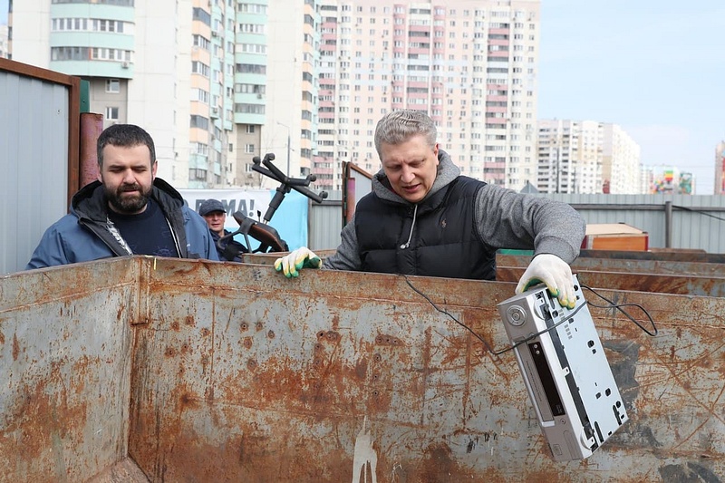 Глава муниципалитета производит выгрузку вторичного сырья из мусорного контейнера по улице Чистяковой, 84, Апрель