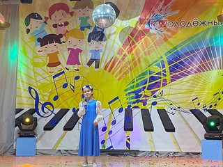 Участница фестиваля-конкурса детской песни «Звездопад»