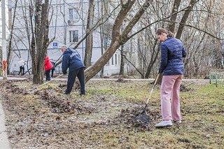 Местные жители приводят в порядок территорию муниципалитета в рамках месячника благоустройства