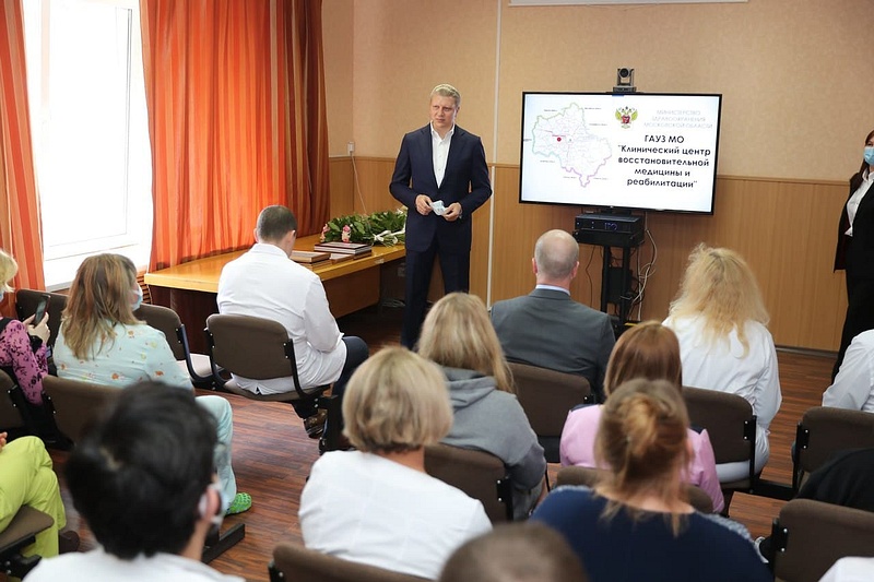 Глава муниципалитета на награждении медицинских работников центра, перепрофилированного для приема пациентов с COVID-19, в Звенигороде, Апрель