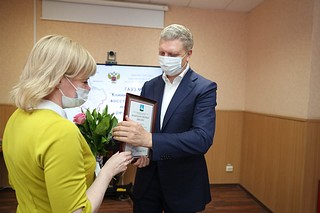 Глава муниципалитета награждает медицинского работника центра, перепрофилированного для приема пациентов с COVID-19