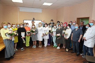 Награждение медицинских работников центра, перепрофилированного для приема пациентов с COVID-19, общее фото