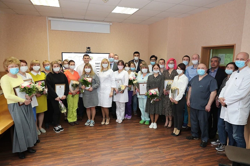 Награждение медицинских работников центра, перепрофилированного для приема пациентов с COVID-19, общее фото, Апрель