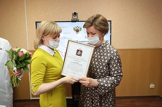Награждение медицинского работника центра, перепрофилированного для приема пациентов с COVID-19
