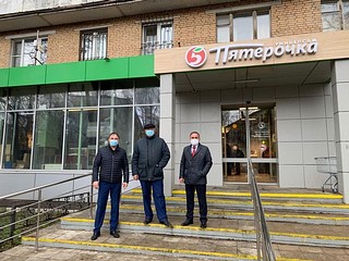 Одинцовские партийцы в ходе профилактического рейда в супермаркете «Пятерочка»