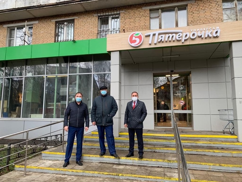 Одинцовские партийцы в ходе профилактического рейда в супермаркете «Пятерочка», Апрель