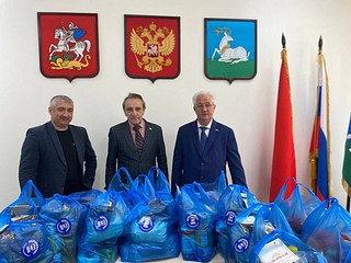 Одинцовские единороссы и продуктовые наборы