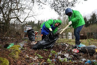 Местные жители на общеобластном субботнике на центральной площадке в Звенигороде