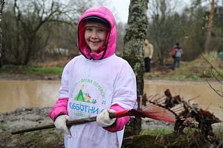 Местный житель на общеобластном субботнике на центральной площадке в Звенигороде