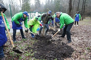 Местные жители на общеобластном субботнике на центральной площадке в Звенигороде