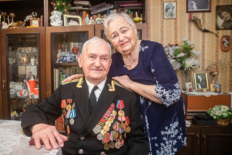 Ветеран Великой Отечественной войны Виктор Буинцев с супругой, Апрель