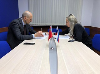 Дмитрий Голубков обсуждает с жительницей Часцов вопрос оформления газопровода в посёлке