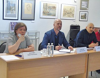 Первый заместитель председателя Московской областной Думы, депутат от «Единой России» Лариса Лазутина и её коллега по партии Дмитрий Голубков на встрече с жителями Звенигорода
