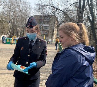 Сотрудница Одинцовской Госавтоинспекции проводят акцию «Безопасный двор»