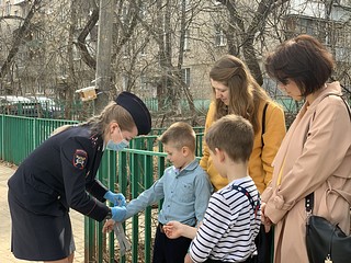Инспектор напоминает взрослым и детям о безопасности в дворовых территориях